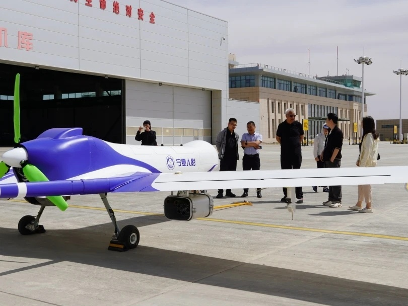 nuwangzi's tweet photo. #Lyncon 

GHQ-600 is a medium-altitude, large payload, long endurance special general-purpose UAS with fully autonomous wheeled taxing takeoff &amp; landing.

Its metrological version has passed verification tests for the Ningxia Meteorological Bureau.

MTOW: 600kg
Max Payload: 250kg https://t.co/96dhI36nUh