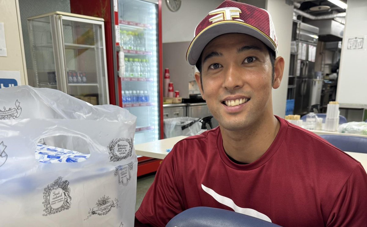 Rakuten__Eagles's tweet photo. 試合は雨で中止ですが、せっかくなので兵庫・甲子園にゆかりのある皆さんからの差し入れをご紹介💁‍♂️

古巣が阪神の #加治屋蓮 選手からクリームクロワッサン🥐🤍

#鈴木翔天 #藤井聖 #平良竜哉
#RakutenEagles
#強鷲革新 https://t.co/rZBQVt4se3