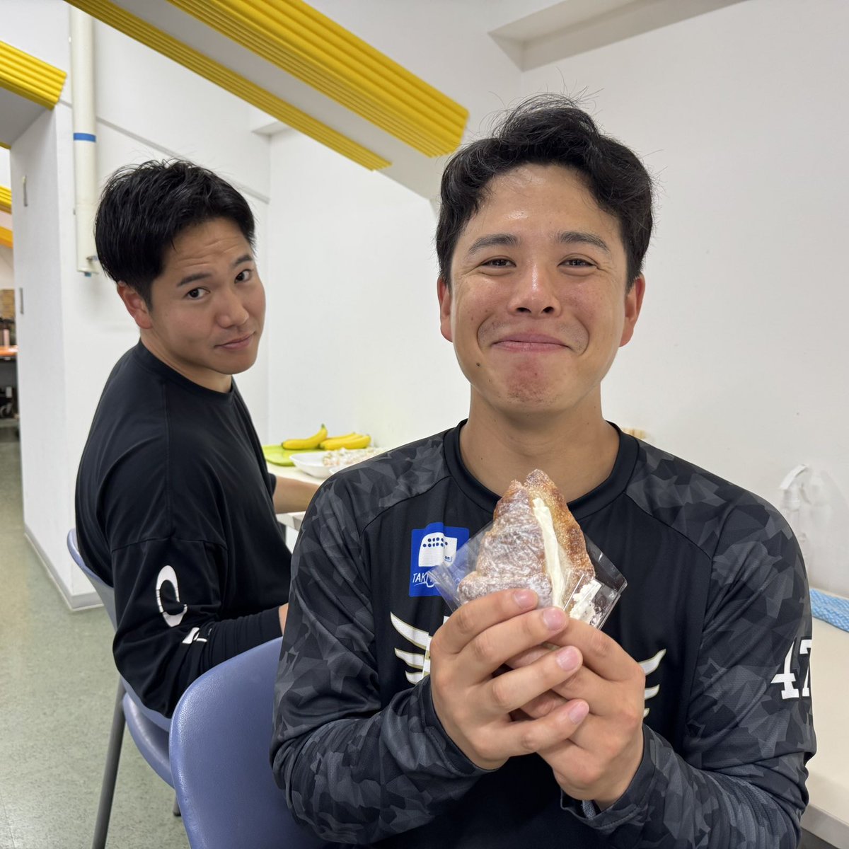Rakuten__Eagles's tweet photo. 試合は雨で中止ですが、せっかくなので兵庫・甲子園にゆかりのある皆さんからの差し入れをご紹介💁‍♂️

古巣が阪神の #加治屋蓮 選手からクリームクロワッサン🥐🤍

#鈴木翔天 #藤井聖 #平良竜哉
#RakutenEagles
#強鷲革新 https://t.co/rZBQVt4se3