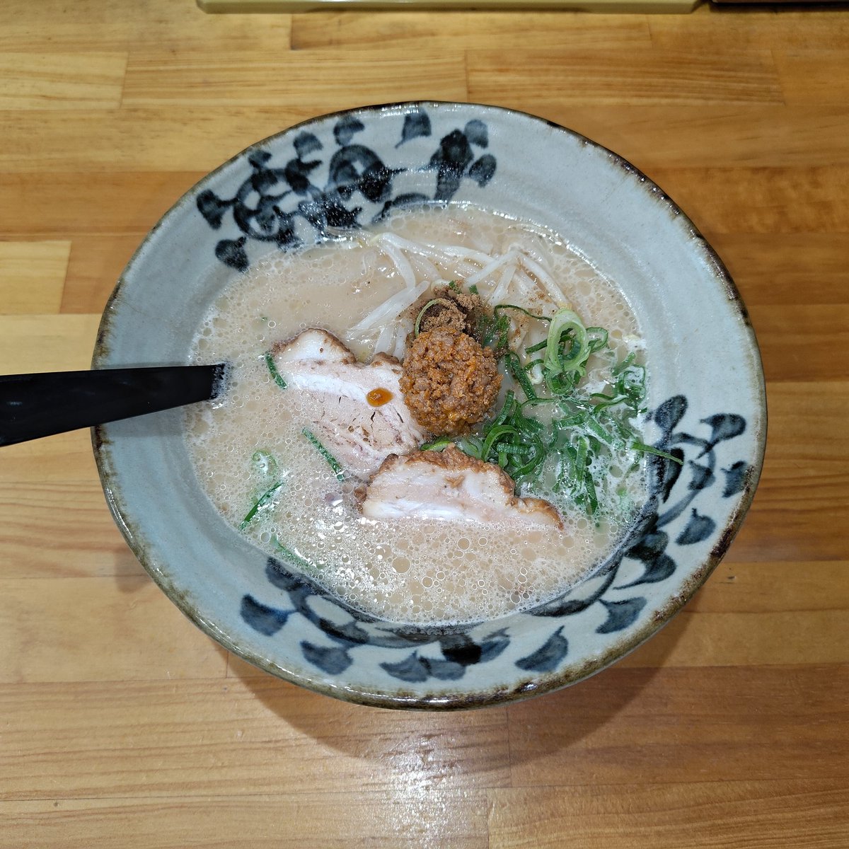 Hamar_JP's tweet photo. 山陰ラーメンツアー ５軒目
もう一つの島根ご当地ラーメン #あごだしラーメン を求めて #麪家ひばり で #あごだし鶏白湯らぁめん
そのまま飲むとパンチに欠けるスープが肉味噌を溶かすと塩味辛味肉の旨味がプラスされて完全体になる
複雑な味の構成ながら最初にガツンとあご出汁を感じられる https://t.co/dHdjI4O0EX