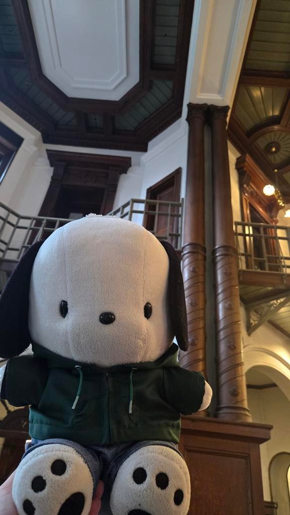 Tap0420's tweet photo. #ポチャ旅
グルっと一周してきて、入口挟んでスタートと反対側の吹き抜けや、大きなホールの特徴的な二本の柱等を見て、今回の見学は終了 
外観もですが、中も見学してて楽しい建物でした(*´ω｀*) https://t.co/jxmUxIqd11