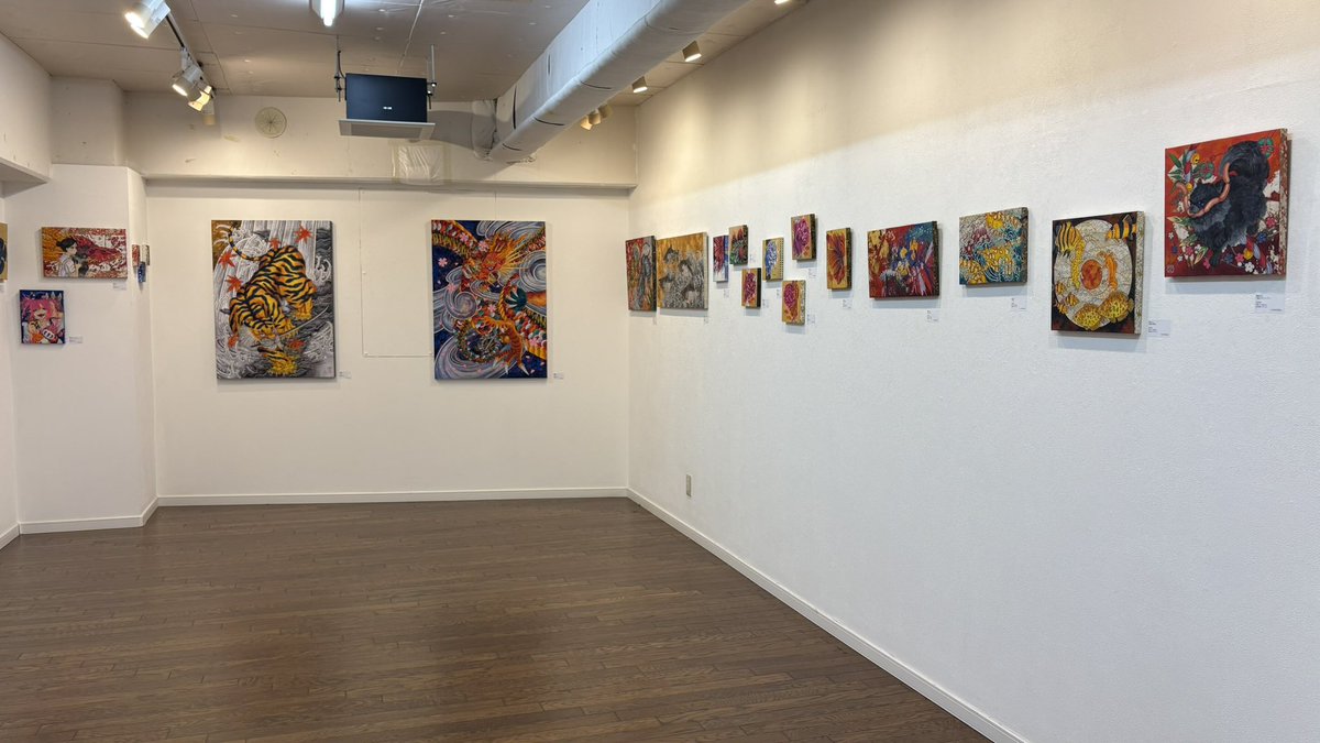 ACTimaru's tweet photo. 橋本六久個展「描刺人」
https://t.co/RHHmHy84Nt
作家そして彫師としても活動を続けている橋本六久さん @fascinator6 個展です。虎、龍、鳳凰などの伝統的モチーフから、アロワナ、鮭、ヒョウモントカゲモドキなどの一風変わったモチーフも取り入れてます。動と静が入り混じる個展です。本日最終日 https://t.co/Ht8gQCX7Ac