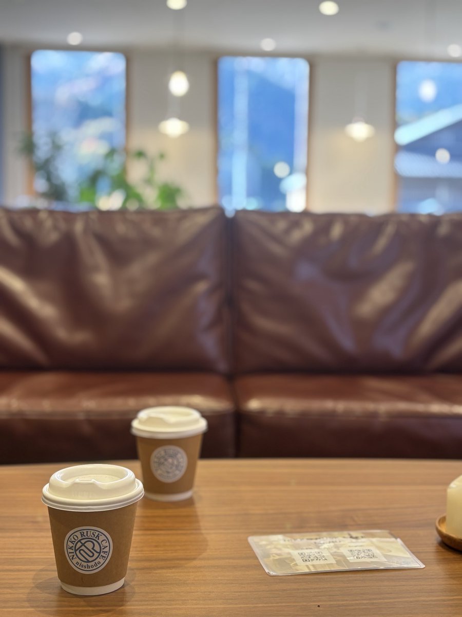 ruskcafe's tweet photo. こんにちは、日光ラスクカフェです！

今日は少し肌寒いですね。
2階席でほっとひと息しませんか？☺️

ゆったり座れるソファ席や、
のんびり過ごせる空間をご用意しております🌿

あたたかいドリンクと一緒に、
ゆっくりカフェタイムをお楽しみください☕️✨

#日光ラスクカフェ #日光カフェ #日光旅行  #カフェタイム #日光ラスク