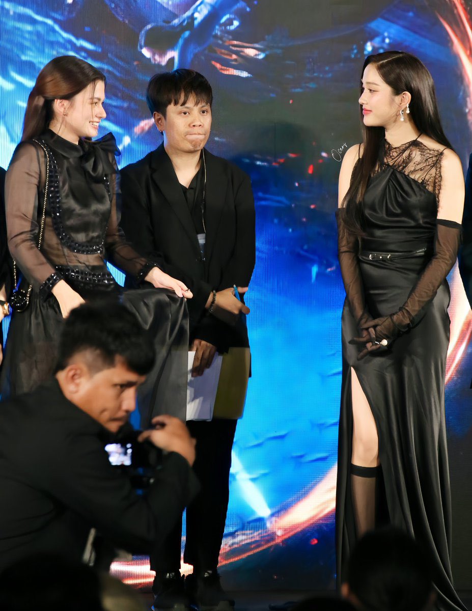 FreenBecky_Data's tweet photo. Everyone becomes third wheel when they are with FreenBecky 🤣🤣🤣

THE AIR CROSSING THE LINE
#เสน่หาวาโยตอนที่4 https://t.co/rrzeT7KptX