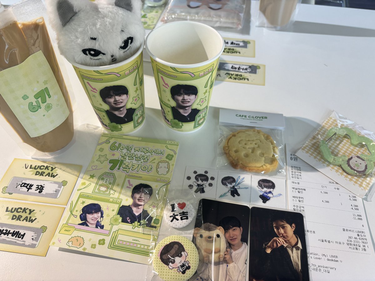 daji225's tweet photo. 데뷔 카페 넘 예뻐 🦔
今天是6! 7!🫶🏻

#7년동안_내운은_대길
#deokdam_7th_anniversary 
#deokdam https://t.co/4ewdRDjSR4