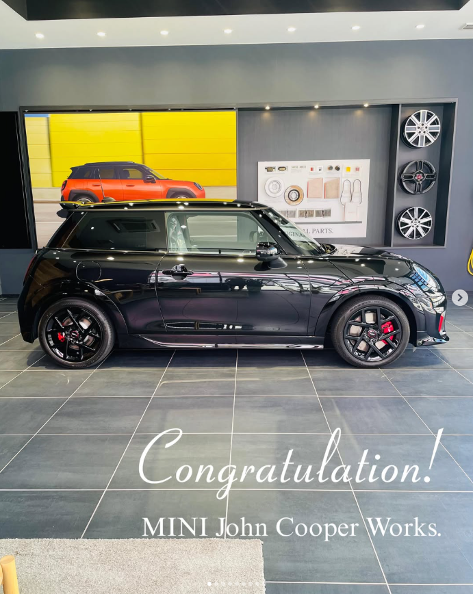 GlanzMini's tweet photo. 【#MINI千葉】
「漆黒のJCW、圧倒的な強者感…🖤」 
4ヶ月半待ってご納車されたT様✨
なんと前型の黒JCWから新型へのお乗り換えです！
ブラック一色のボディが痺れるほど格好いい…！
新しい相棒と最高の走りを体感してね🚙🔥 

#MINI #JCW #ミニクーパー #納車 https://t.co/RNlJDmP9Lj