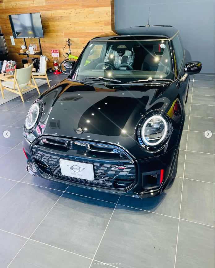 GlanzMini's tweet photo. 【#MINI千葉】
「漆黒のJCW、圧倒的な強者感…🖤」 
4ヶ月半待ってご納車されたT様✨
なんと前型の黒JCWから新型へのお乗り換えです！
ブラック一色のボディが痺れるほど格好いい…！
新しい相棒と最高の走りを体感してね🚙🔥 

#MINI #JCW #ミニクーパー #納車 https://t.co/RNlJDmP9Lj