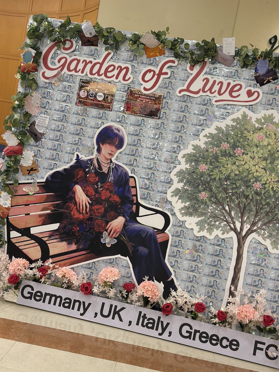 BuildGermany's tweet photo. Finally, we can reveal our “Garden of Luve” Money Bouquet 🌹

A heartfelt gift from your European and international fans, sending you our love through letters, messages, and this special bouquet.

Wishing you the happiest birthday! 💙

Project by: @BuildGermany @buildjakapanuk @BuildItalia @Build_GreeceFC 

Biu design: @KoiChi_Yz 💙

#BUILDsDreamlandThirtyToo
#BuildJakapan #beyourluve
@JakeB4rever