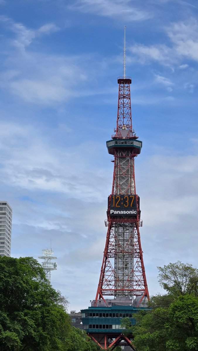 manyu63's tweet photo. 札幌をたのしむ
はじめてライラックをみたよ
ライラックだよね？(笑) https://t.co/bANFlejdeM