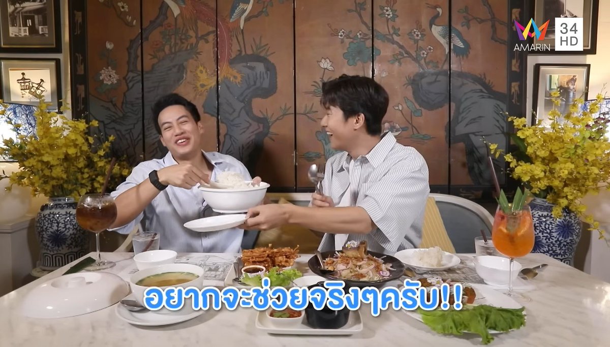 wk2145's tweet photo. พี่จองคือน่ารักมาก อยากช่วยคุณปอตักอาหาร คุณปอตักข้าวให้พจแล้ว พอจะตักให้ตัวเอง พจมาช่วยยกจาน5555 จริงๆไม่ต้องยกก็ได้ค้าบพี่จอง  แถมยังช่วยเสิร์ฟแกงจืดให้ด้วย น่ารักอ่ะ เอ็นดูมาก

#ชีพจรลงพุง #ชีพจรลงพุงxพี่จอง https://t.co/ZVc29vwFPN