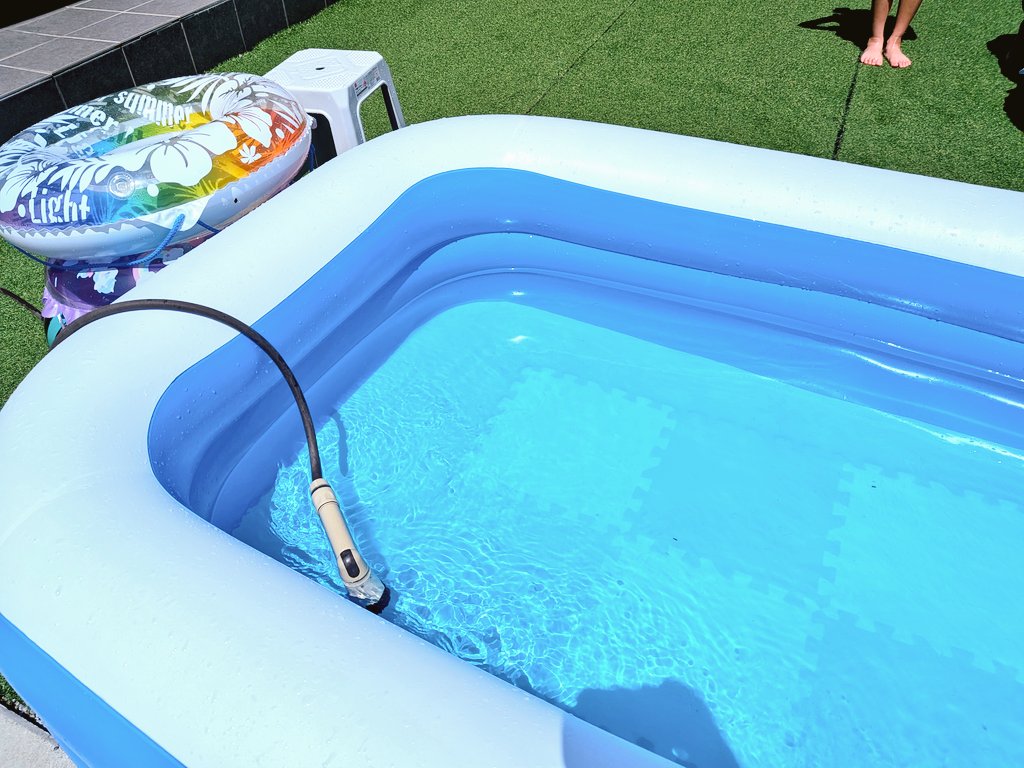 ohanapokeca's tweet photo. おうちプールの時期ですね🏊‍♀️
自分達で準備して自分達で遊んでくれるから助かる😭✨ https://t.co/HWJBIirBmh