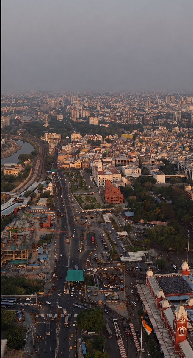 UpdatesChennai's tweet photo. The 27 storey Chennai central square tower at the heart of the city is rising fast...🏗️🌇 https://t.co/IhEd6gEWGy