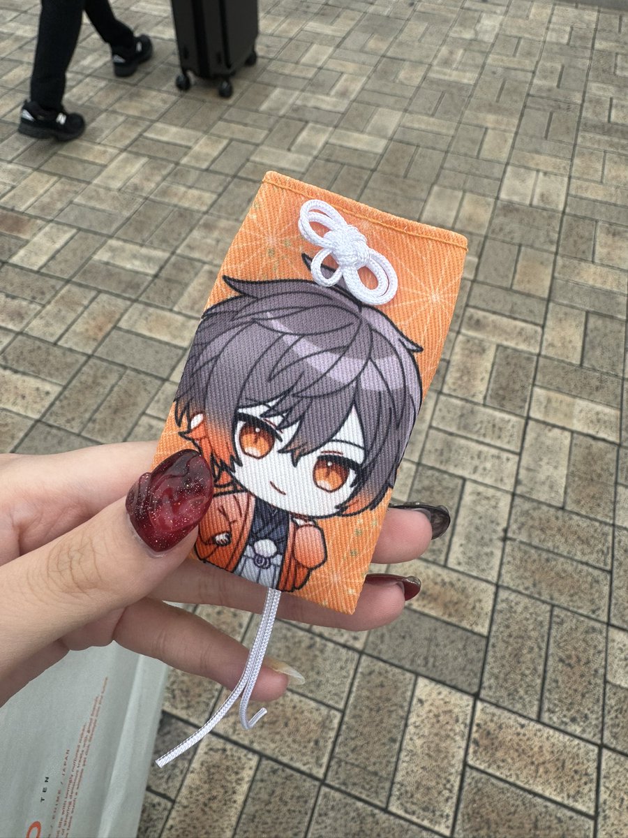 axiz_Ochan's tweet photo. 台場駅の近くにしゃけみーさんのお守りのグッズ落ちてました！

関係者入り口前のスタッフさんに渡してます！！！

#for140_LIVE https://t.co/G0o076o80l