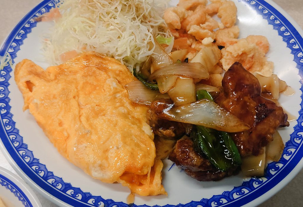 fuolune's tweet photo. 今日のお昼は、北九州市八幡西区三ヶ森の『一龍飯店』さンで、A定食 を、いただきました。酢豚/小海老天麩羅/玉子焼き/玉子スープ/菜っ葉の漬物 という構成。ご飯大盛にしたら本当に山盛りで嬉しい。小海老の塩味、玉子焼きのほンのり甘さで食が進みます。ご馳走様でした。 https://t.co/zKAZPdGsYG
