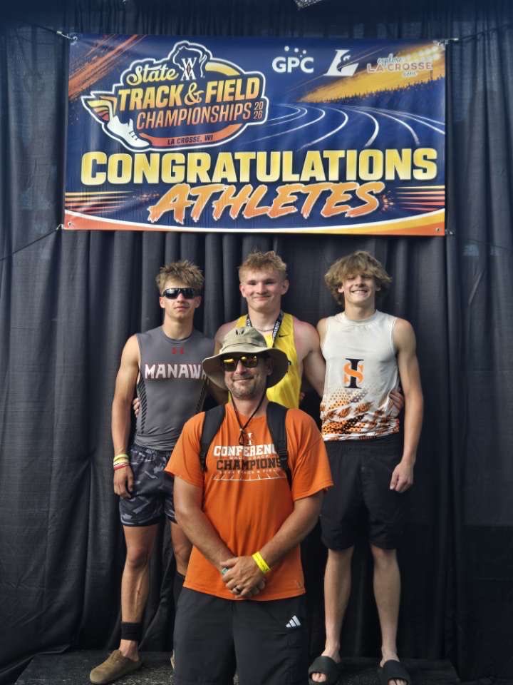 aidenbowen09's tweet photo. Big WIAA state track meet! Finished 7th in 100m with a time of 11.03. Also had a huge pr and new school record in the 200m with a time of 22.12 which I also finished in 7th place in. https://t.co/evviZZDD4t