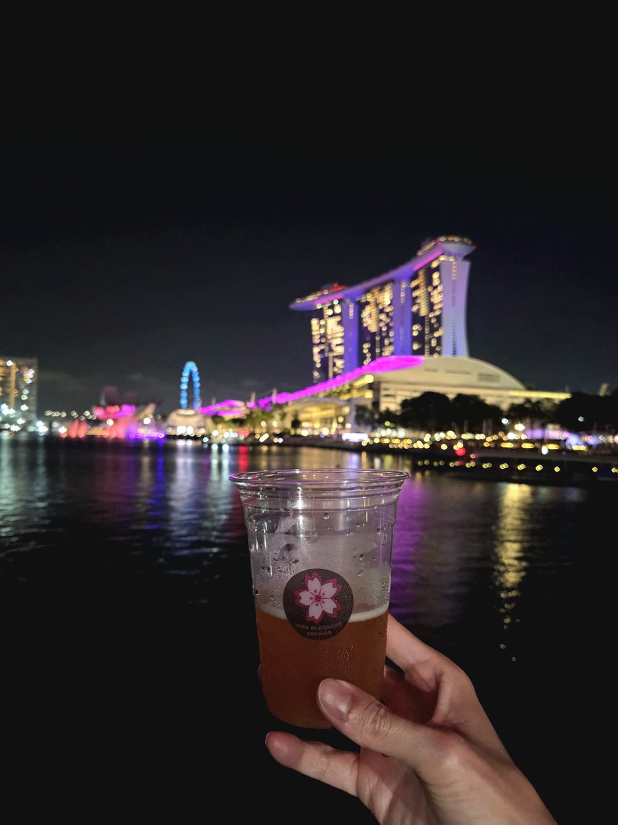 kaemg5's tweet photo. Starting a #drinkwhatgowhere
Was at #ilightsingapore last night and had a super refreshing #neipa from Pink Blossom brewing's beer truck along the Promontery
Best drink to beat the heat
Glad to see the crowds out in force despite the weather
Who says SG is boring? https://t.co/9OljQlVeJq