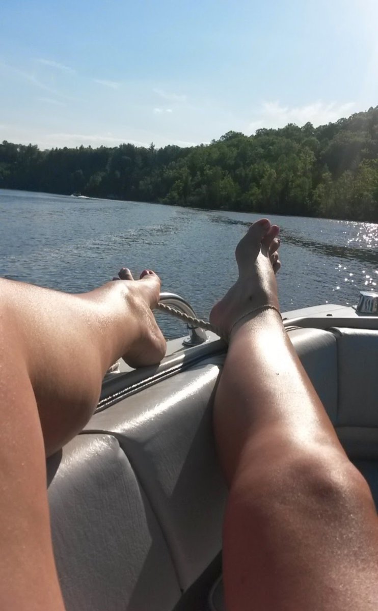 YourRedCraving's tweet photo. Spent all day on the boat.

Laughing.
Relaxing.
Living.

I disappear when I want.

That's part of the appeal 😘 https://t.co/cGdDlGiuQG