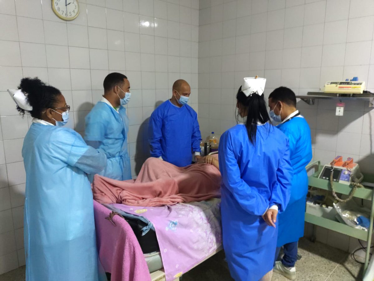 CubacooperaveG's tweet photo. Mantenemos la calidad de los servicios de salud frente a cualquier desafío siempre con la ética como bandera Centro de diagnóstico integral Dr Tulio Pineda #CubaPorLaVida https://t.co/mZwqK7f9mh