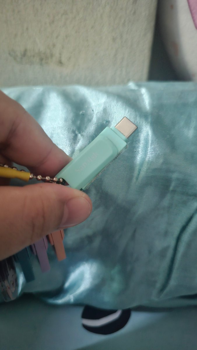 Neung_Parach's tweet photo. @reviewnnk เราใช้ flash drive ฮะ
อยากดูเมื่อไหร่ ก็ เสียบตูดโทรศัพท์ ปิ๊งง อยู่ครบ

เราใช้ 512 GB
ไปคอน มา 3 ปี ก็ ขึ้นอันที่ 4 ล่ะ หึหึ https://t.co/0dGdJqGN3P