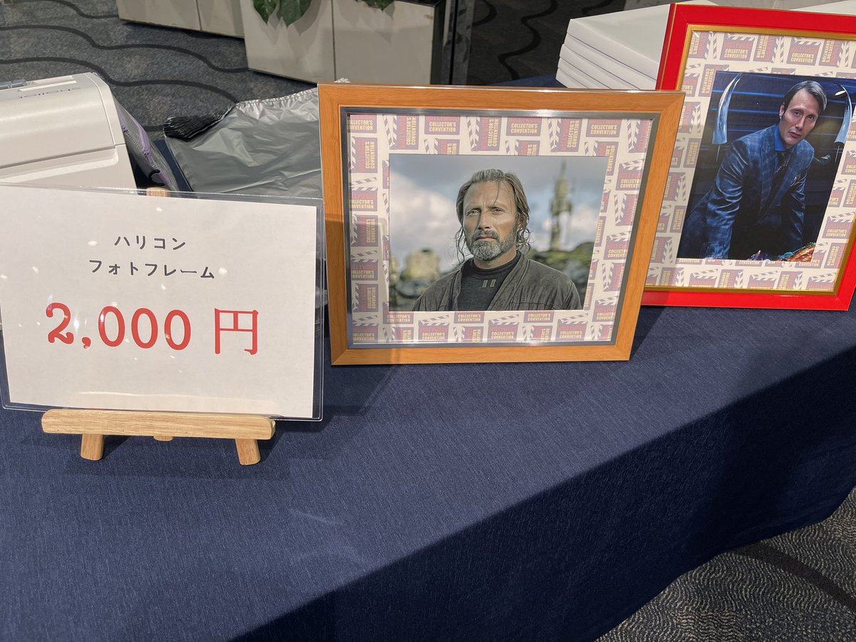 sovhollycolle's tweet photo. 【ハリコン26 ポートレイト販売情報】

ハリコン ポートレイト　¥500(税込)
ハリコン フォトフレーム ¥2,000(税込)

お支払い方法　:  現金のみ

フォトフレームは完売次第、終了となります。

#ハリコン26 #マッツ・ミケルセン https://t.co/H4KIj0d2Mp