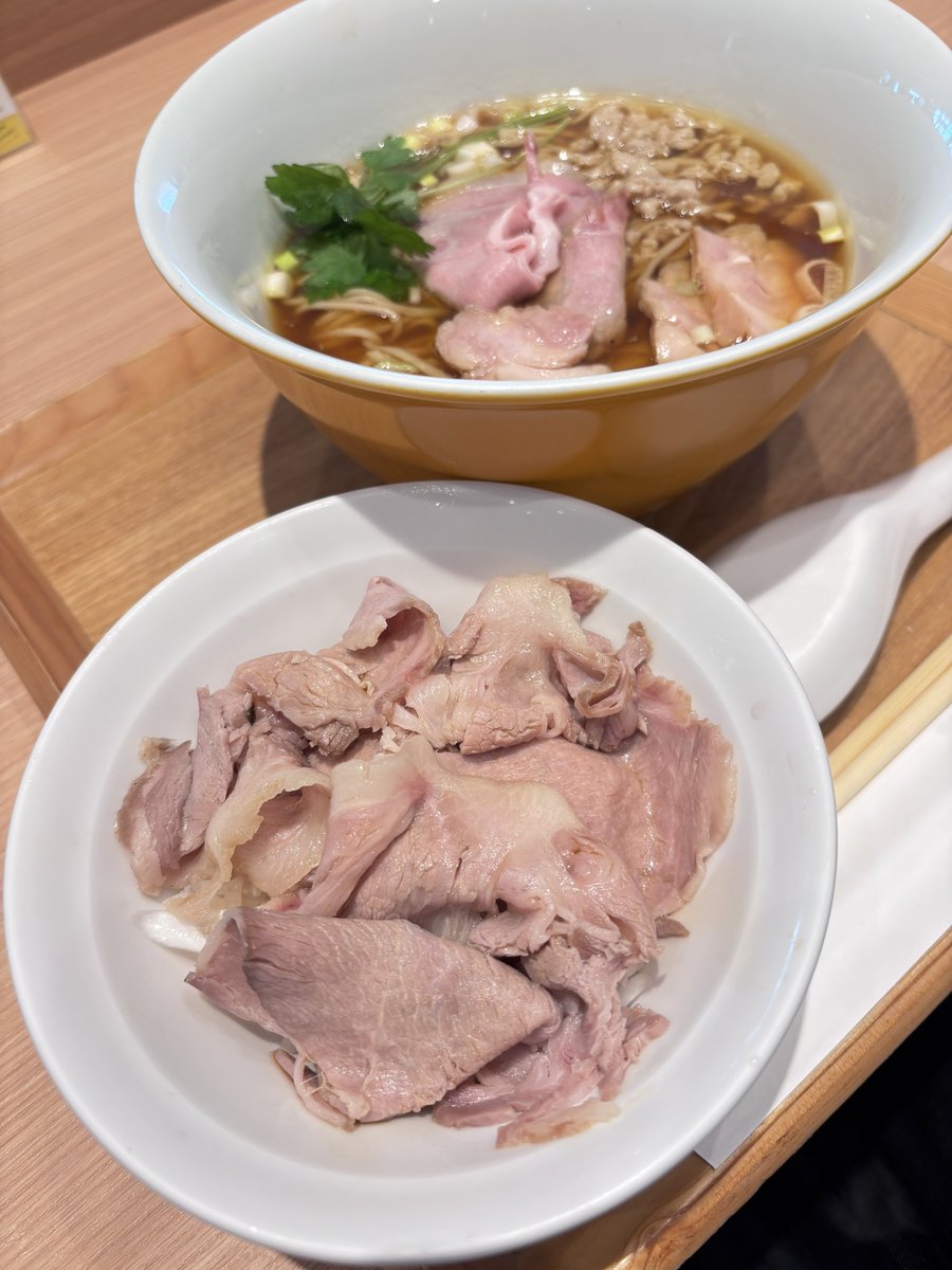 coffeecreaml's tweet photo. #ラーメンWalkerキッチン にて
#柳麺呉田 さん

🍜川俣シャモの木桶仕込み醤油そば
🍚栗豚のしゃぶしゃぶ丼

地鶏の旨みがギュッと詰まったスープ
最初から最後までずっと美味しくて完飲！
めちゃめちゃ美味しかった！
中野店主様ともお話できた〜😘
ごちそうさまでした🙏

#我とラーメン
#高橋みのり https://t.co/WSL0z6Dpod