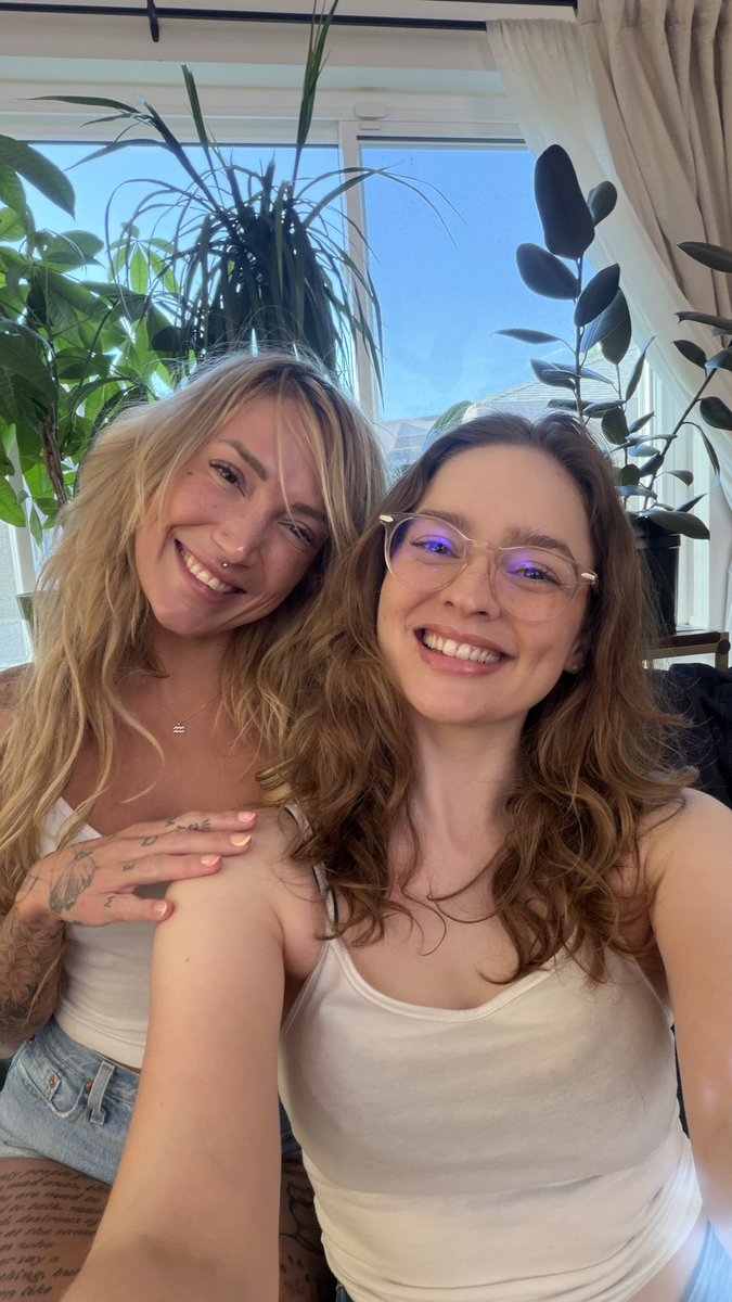 missmarymoody's tweet photo. We're live now!!! @Lana_Del_BaeBae 

🌿 https://t.co/w5H0khjYwx https://t.co/WxDSQuZ1k9