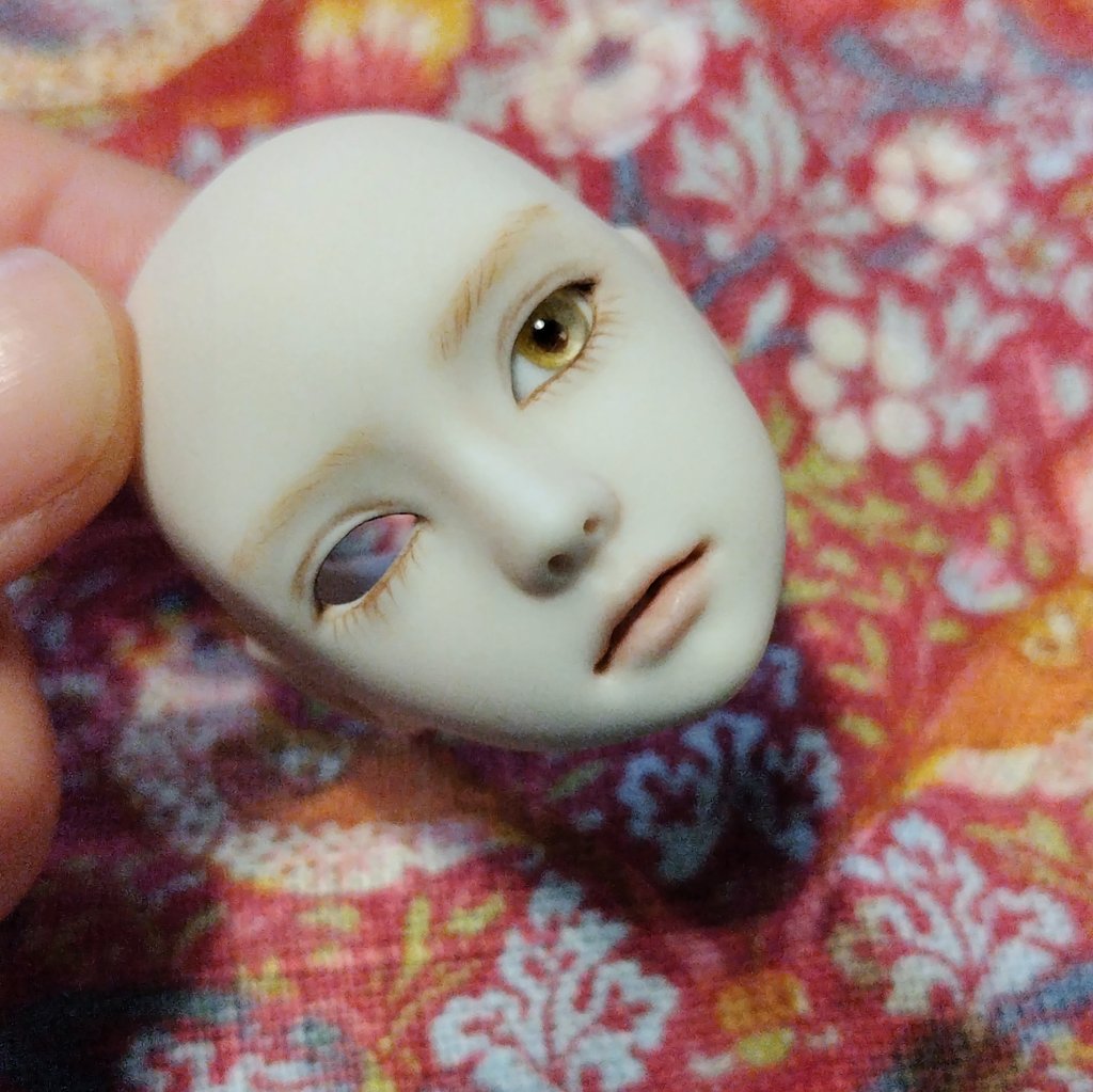 mioh_doll's tweet photo. 今朝は1人試着会。
嬉しいので連投しちゃいます(失礼)。
同じコンセプトで作っている2つのヘッドに同じアイで。
黄色のアイは表情が伝わりやすい常備していたい色！ https://t.co/2ElKuCMNEO