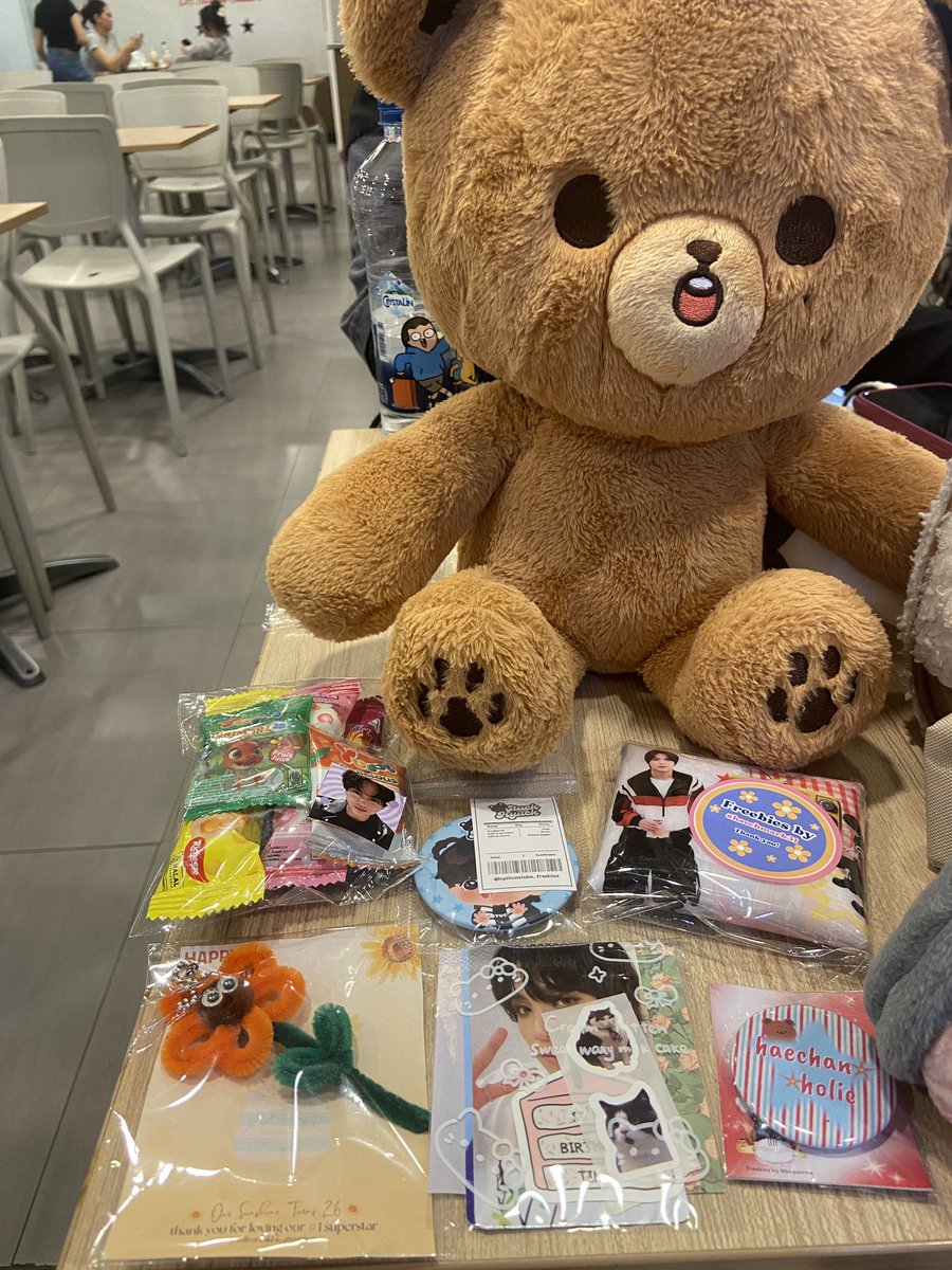 jenleverse's tweet photo. Thankyouu kk2 sfs yang udh kasih freebies2 lucuu nan gemass2 ini🫶🏻🌻✨
@sukaechanbanget @haechmark31 @fullsunmkl @eunjwri @byshomisho_ @bbyshcnie https://t.co/DUe45kypP9