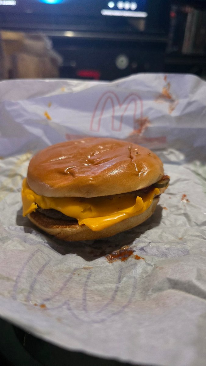 shokerman69's tweet photo. Osea, uno sabe que lo que compra en ocaciones no es como se muestra en la publicidad pero @McDonaldsMexico si es una groseria y engaño descarado 🤣 . 
Además de que ese remedo de hamburguesa cuesta 108 pesos. https://t.co/nKrffc6hN1