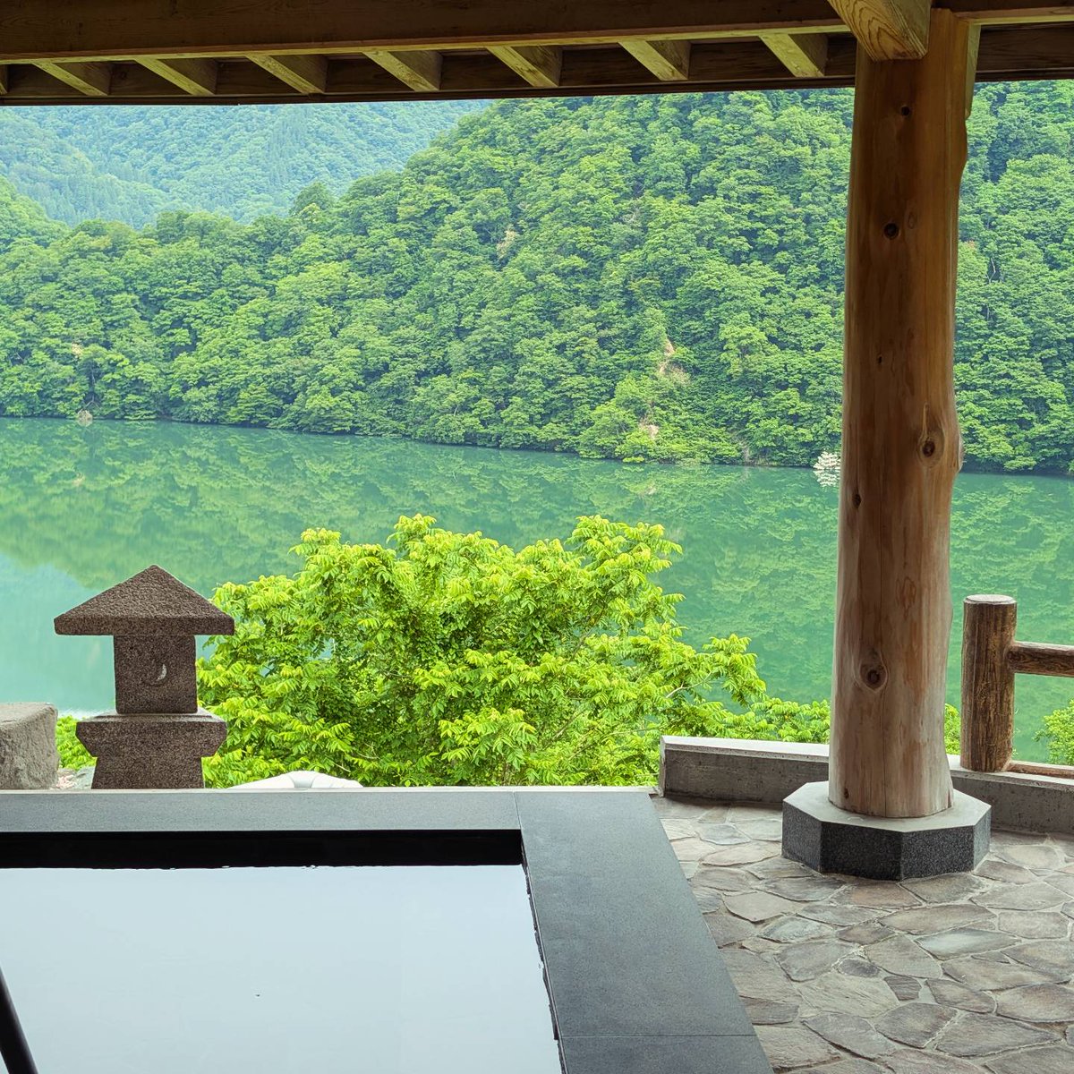 Yuraku_Gokayama's tweet photo. おはようございます☁本日ゆ〜楽🌿
6月ゆ〜楽は、緑が深く美しく見える月🌿
湿度で緑がしっとりと深く濃く、
雨の日は、雲霧がかかり幻想的に🌿 https://t.co/PBl151wwbx