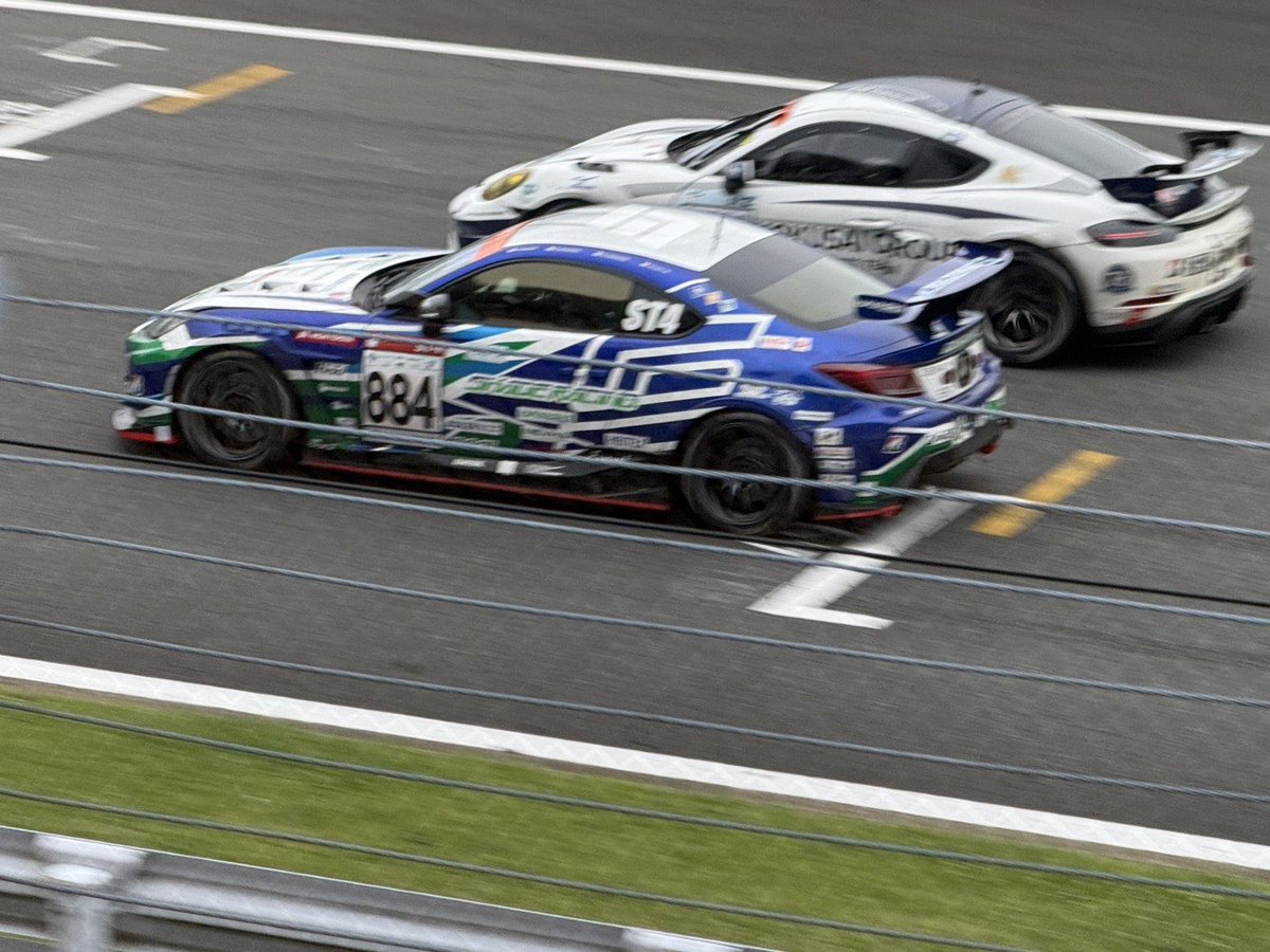 AbeFuchs's tweet photo. S耐フジ24時間
朝になってもFUHCSサポートチームは
順調に周回を重ねています❗️
10:00現在の順位は
23号車TKRI  クラス、総合1位
225号車KTMS  クラス3位
884号車SHADERACING  クラス3位
残りはあと５時間⏳
#TKRI
#KTMS
#SHADERACING
#S耐
#FUJI24h
@SuperTaikyu_STO https://t.co/WTht2Y0r1a