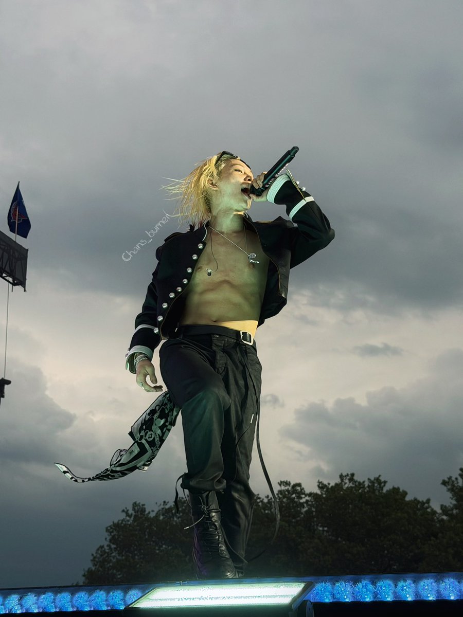 chans_burner's tweet photo. 060726 GOV BALL NYC

STRAY KIDS DOMINATE GOVBALL 
#SKZBALL #GovBallNYC #StrayKids
#FELIX https://t.co/pXonNDTYi1