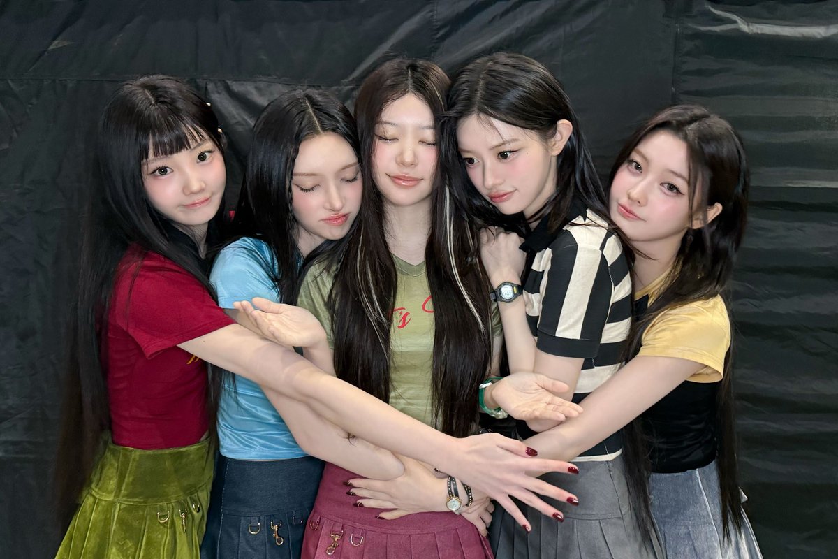 soompi's tweet photo. WATCH: #ILLIT Takes #ItsMe1stWin On "Music Core"; Performances By #aespa, #TREASURE, And More
https://t.co/E38znSJC78 https://t.co/Mq07OFv0G2