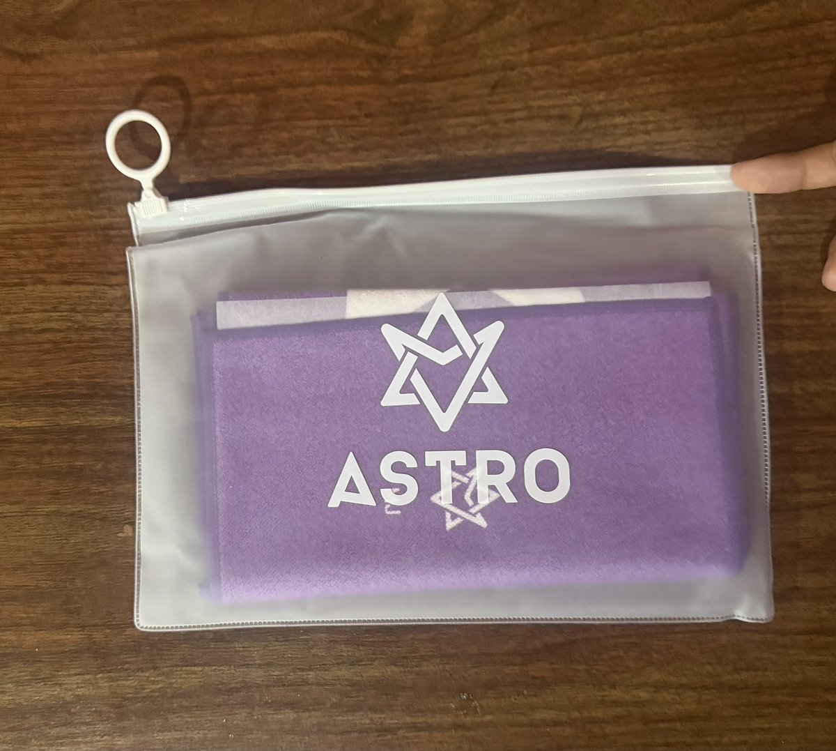 aimeeggomez's tweet photo. Hola! 🇲🇽

Sigo vendiendo cositas de mi colección que tengo repetidas 😌

- Slogan NUEVO 
- SET IN OUT 
- BE MINE 
- SET Switch On 

wts astro https://t.co/2nO6zNgwvK