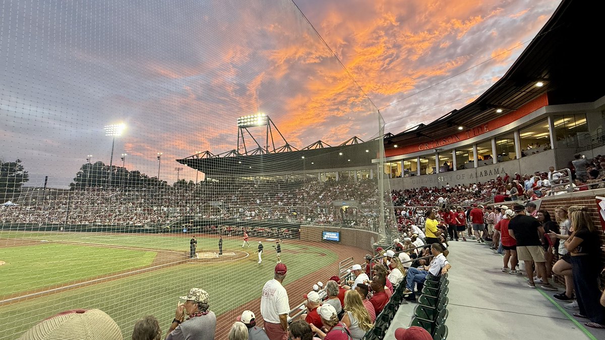 ByCasagrande's tweet photo. Baseball gods putting on a show. https://t.co/oVn7VbZwSC