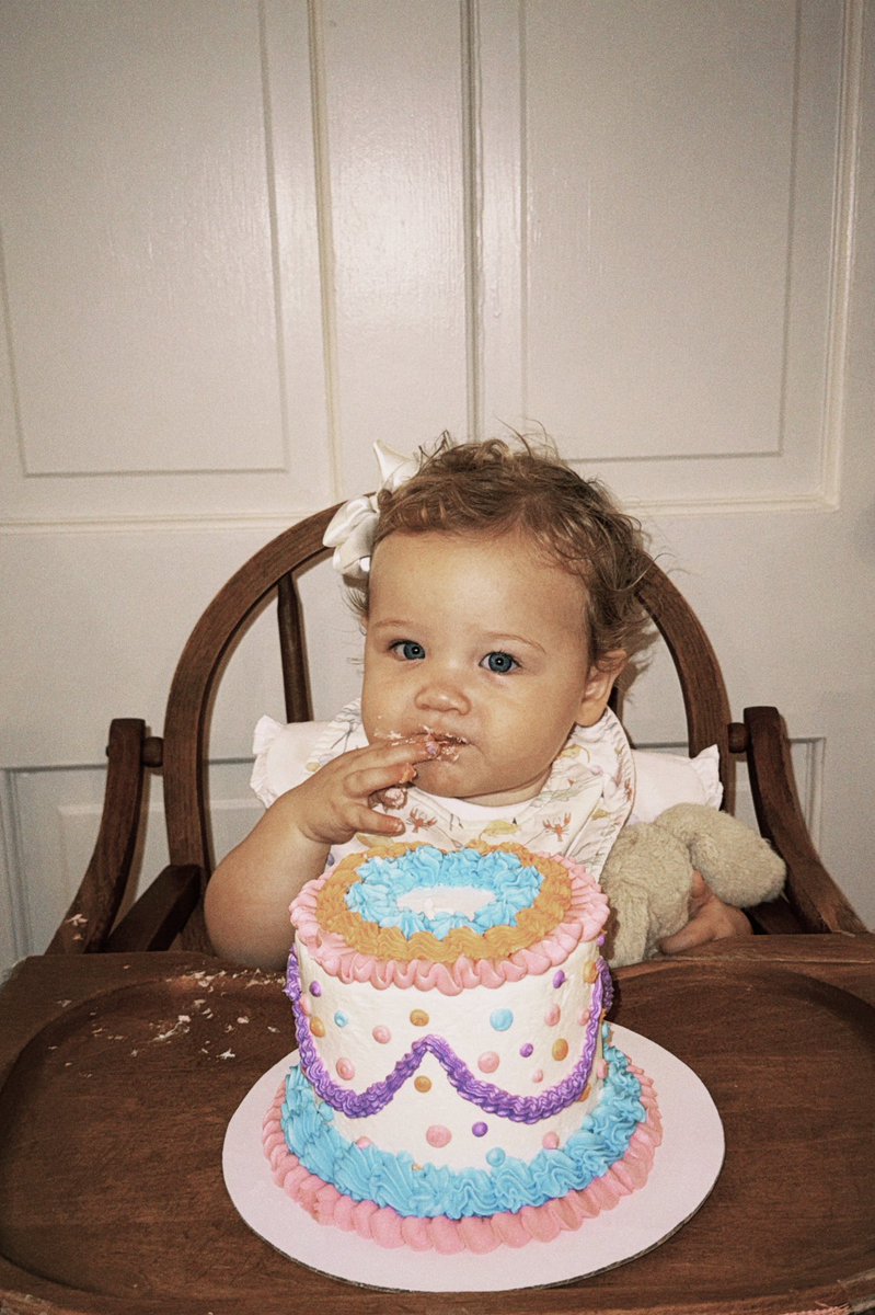 carolineose's tweet photo. Happy birthday to our vivi girl!!! Uncle Blakey and Auntie coco love you so much 🎂🩷 #somuchfuntobeone https://t.co/5XRFWwPbrv