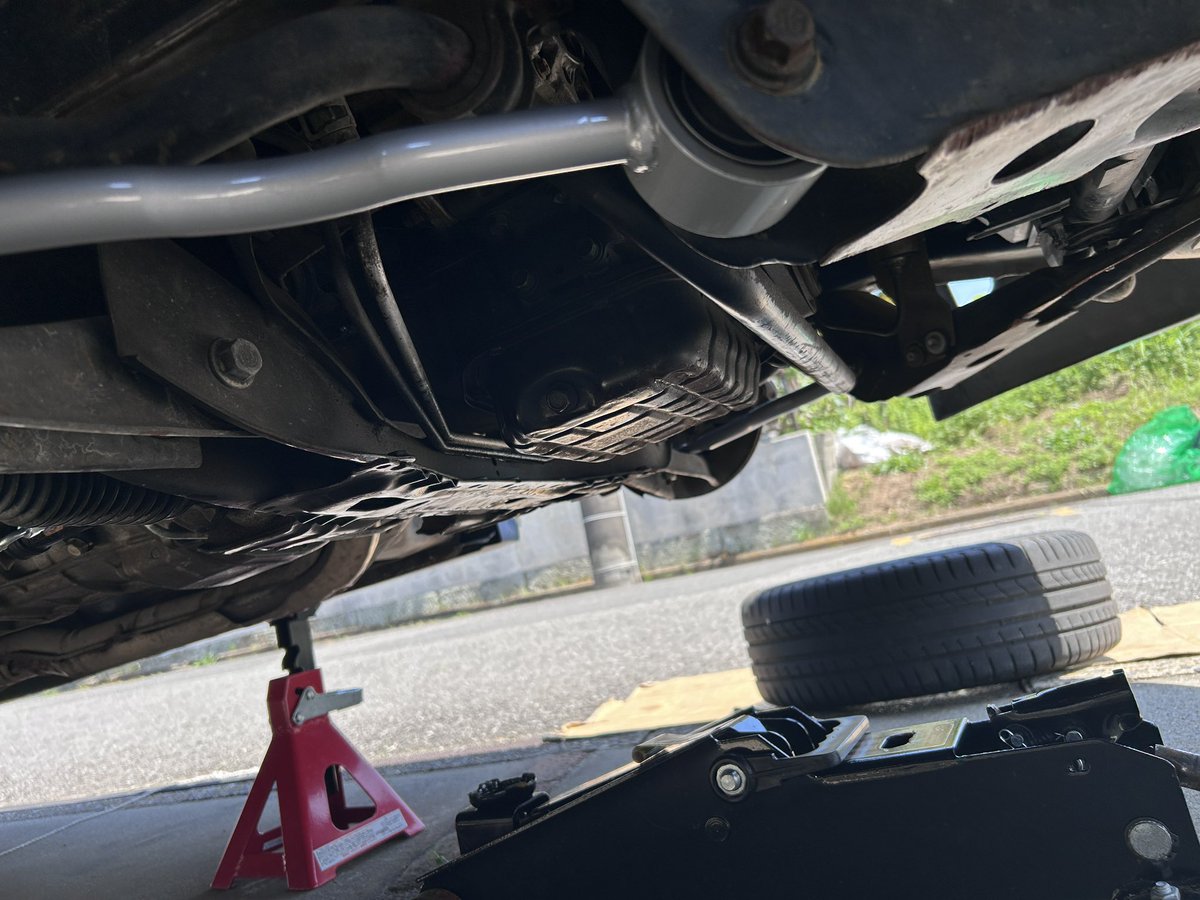 Db02san's tweet photo. 微低速でフロントがゴトゴトするから、触った所見直したらテンションロッド、ボディ側のボルト仮締めで忘れてた。乗り心地に影響するらしく純正品がオイル封入ブッシュなのも理解出来た。1G締めしてないから来週やります https://t.co/v0rpxh1NKD