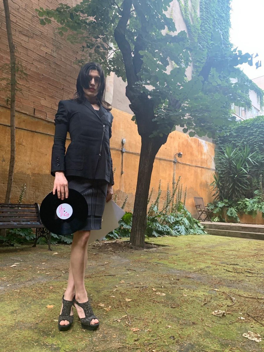 yellmsca's tweet photo. meio insegura hoje acho que não sou diva experimental o suficiente https://t.co/NrUklqLVLO