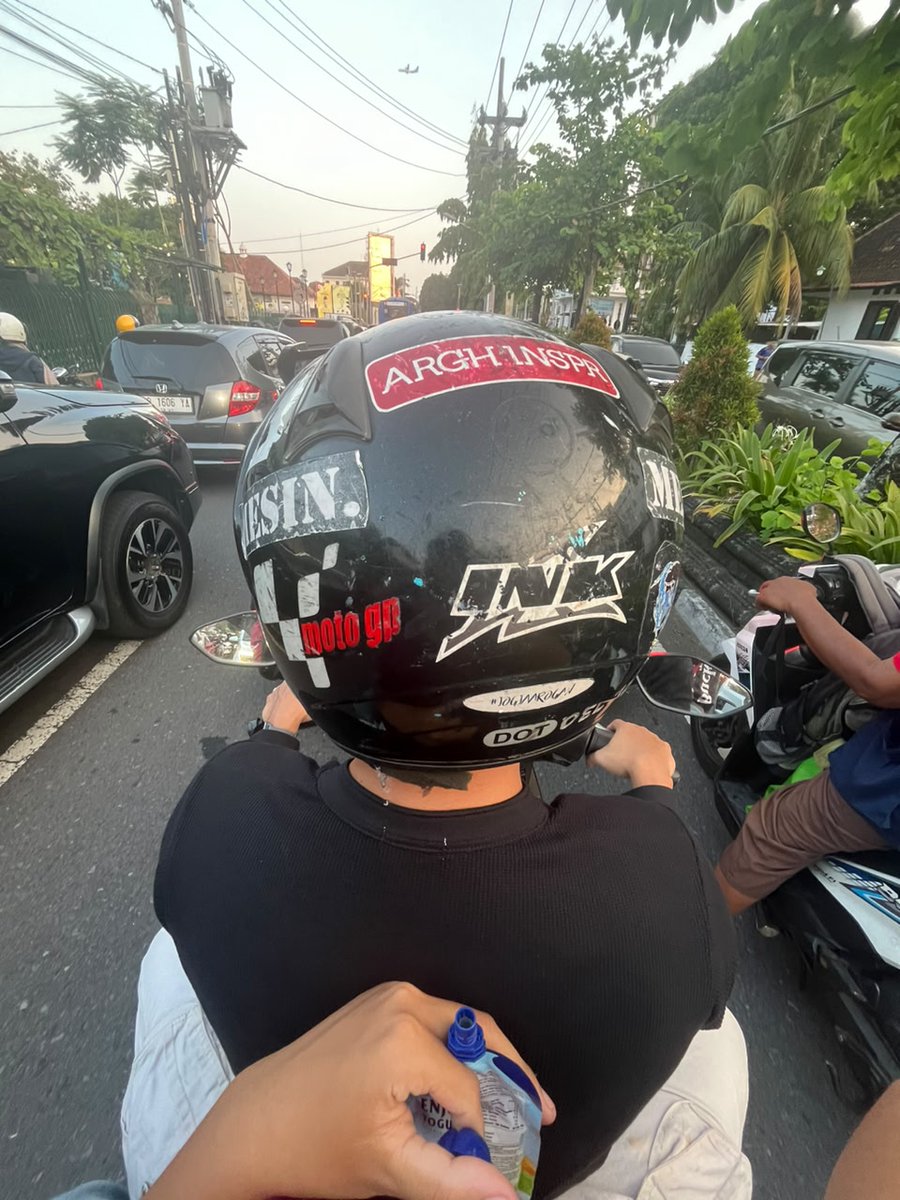 secangzz's tweet photo. bonceng trii 🫪 https://t.co/ROfqWsWqO9