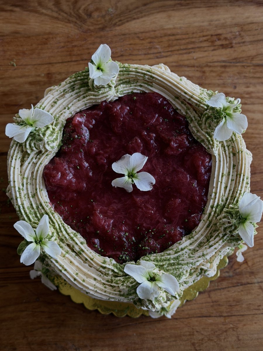 theclovecoterie's tweet photo. Matcha vanilla bean cake, vanilla milk cake soak, roasted strawberry pink peppercorn jam, salted honey Italian meringue buttercream 🕯️ https://t.co/LuF6bDe9mn