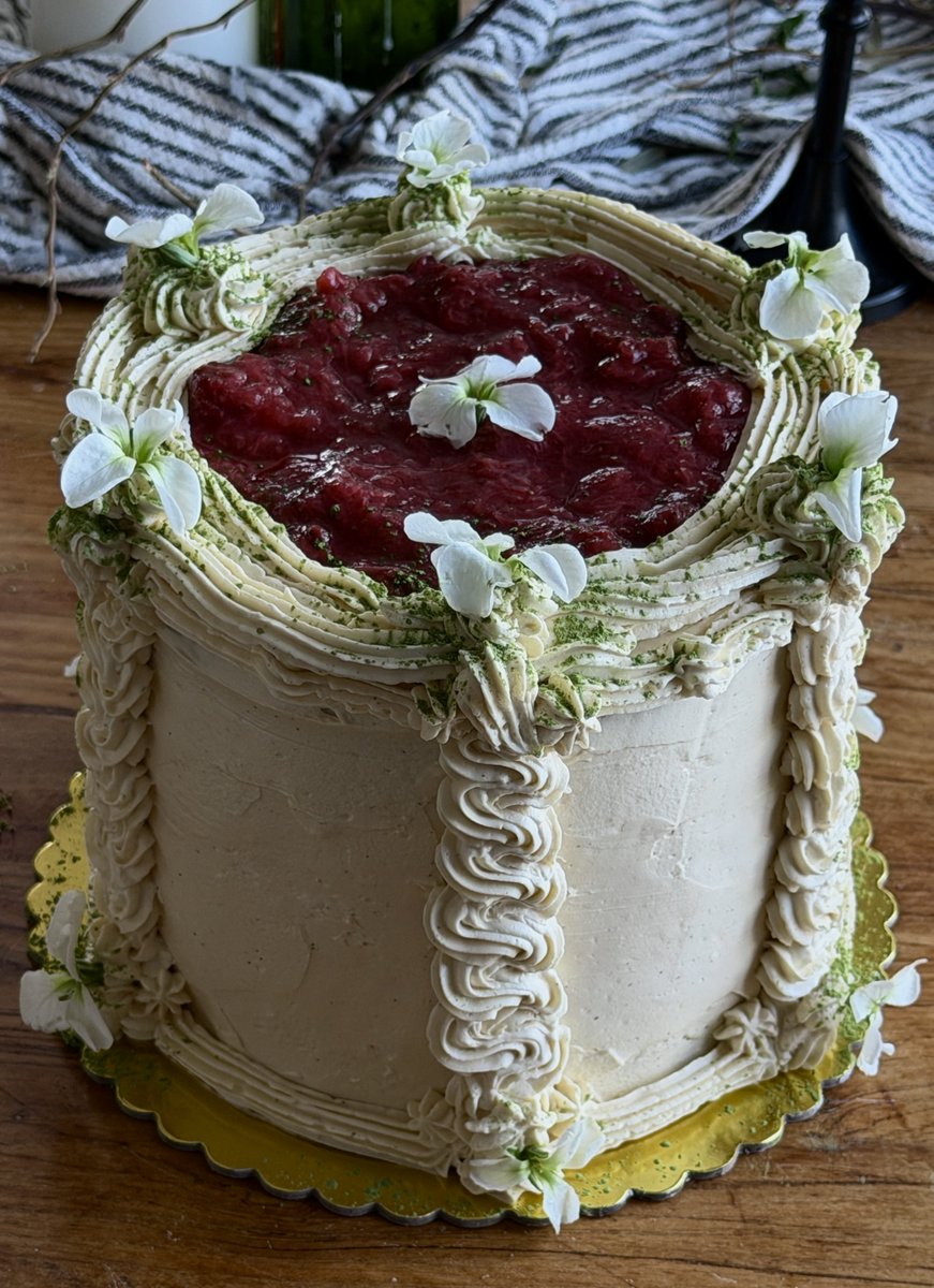 theclovecoterie's tweet photo. Matcha vanilla bean cake, vanilla milk cake soak, roasted strawberry pink peppercorn jam, salted honey Italian meringue buttercream 🕯️ https://t.co/LuF6bDe9mn