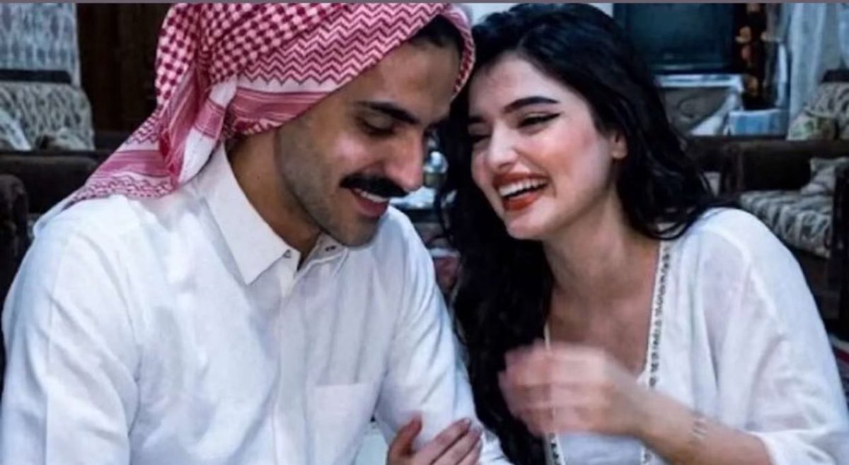 ro500500's tweet photo. —-

تضحك الدنيا بوجهي لا شفتك تضحكين 
كني أملك مالّ قارون يوم أملك رضاك .

#روح https://t.co/UzC3PK8WtP