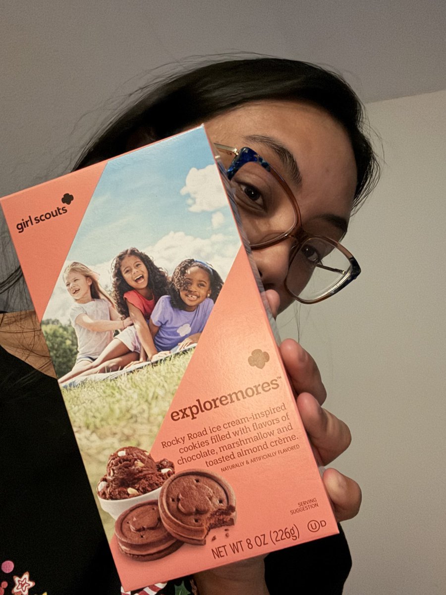 bbmato_'s tweet photo. trying the new girl scout cookies !!! https://t.co/5rLgCpL99i