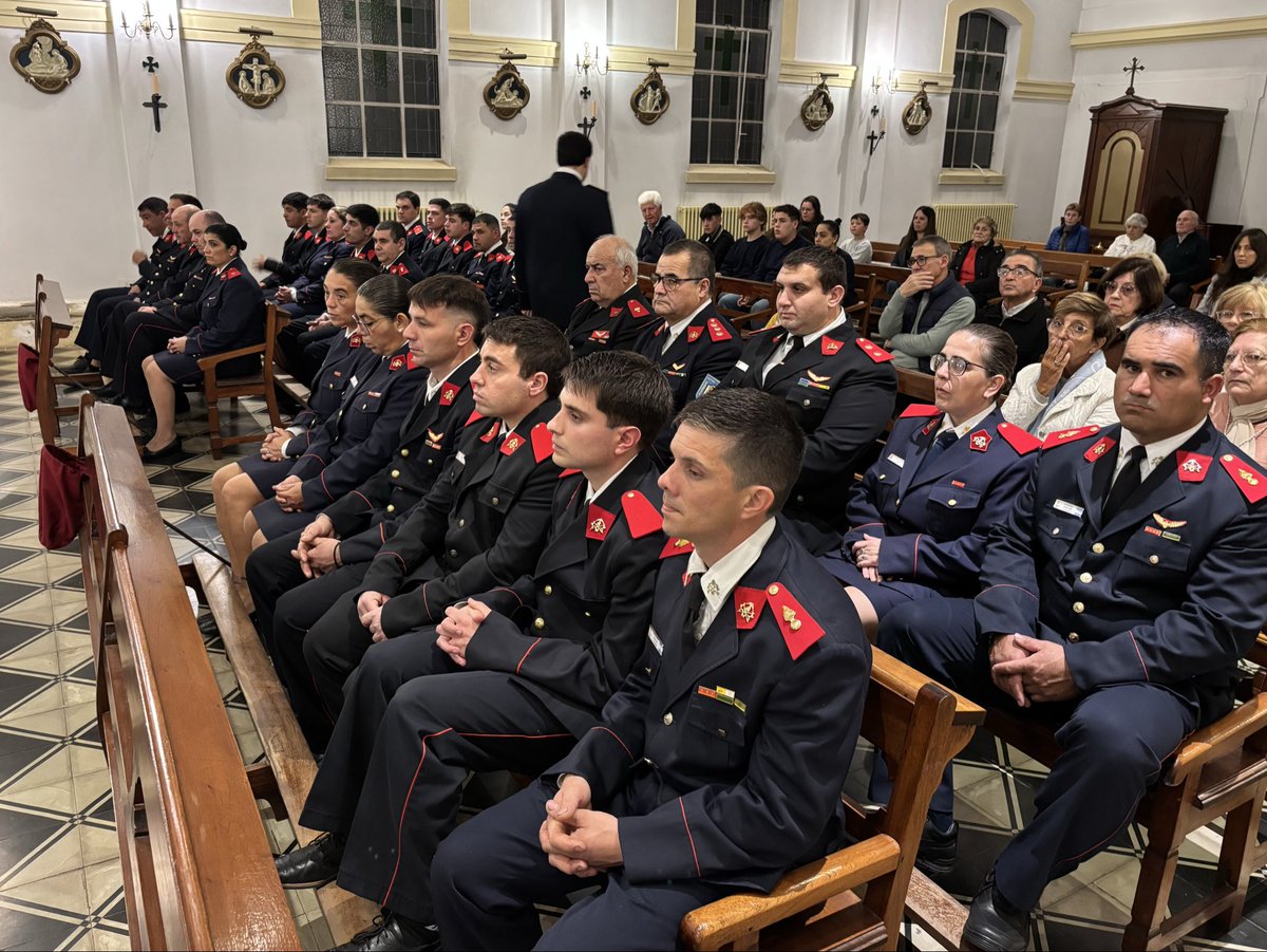 MuniChivilcoy's tweet photo. 👨‍🚒🧑‍🚒 Bomberos Voluntarios de Moquehua celebraron su día con un importante acompañamiento de la comunidad

Se llevó a cabo en Moquehuá la celebración por el Día del Bombero Voluntario con una importante participación de vecinos, instituciones y autoridades locales que acompañaron la jornada organizada por el cuerpo activo y la comisión directiva de la Central 80.

Durante el acto protocolar se realizaron reconocimientos por antigüedad, ascensos, cambio de abanderados y escoltas, además de condecoraciones a integrantes de distintas especialidades, destacando el compromiso y la vocación de servicio de quienes integran la institución.

Funcionarios municipales participaron de la celebración, encabezados por la delegada de la localidad, Sofía Matteucci, quienes acompañaron a los bomberos y sus familias en una fecha tan significativa para la institución.

La jornada también incluyó una misa en acción de gracias y diversos momentos de reconocimiento a la labor que los bomberos voluntarios realizan diariamente al servicio de la comunidad.

Desde la institución agradecieron el acompañamiento de los vecinos y renovaron su compromiso de continuar trabajando con dedicación, profesionalismo y solidaridad en cada emergencia.

@BritosGuillermo