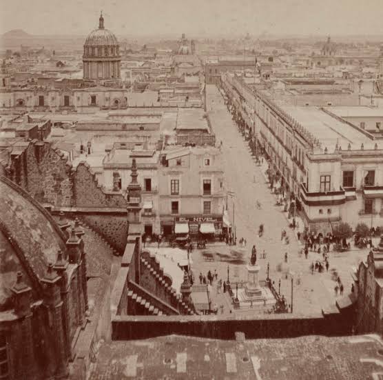 Vorhlatur's tweet photo. México antes de los europeos / México con europeos / México independiente / México cuando los métodos de construcción se abarataron y los pobres dejaron de vivir en chozas miserables muy distintas a los monumentos céntricos con los idealizas cualquier época. https://t.co/yi4lV43caI