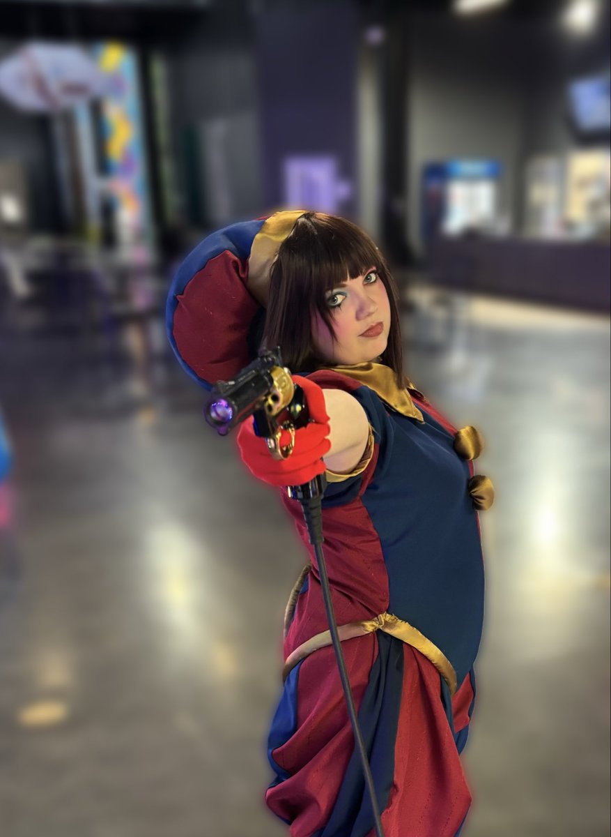 AcoNacho's tweet photo. Hi I made my own Pomni cosplay for the TADC finale and cosplayed with friends! :) https://t.co/8GkW1fZr4i