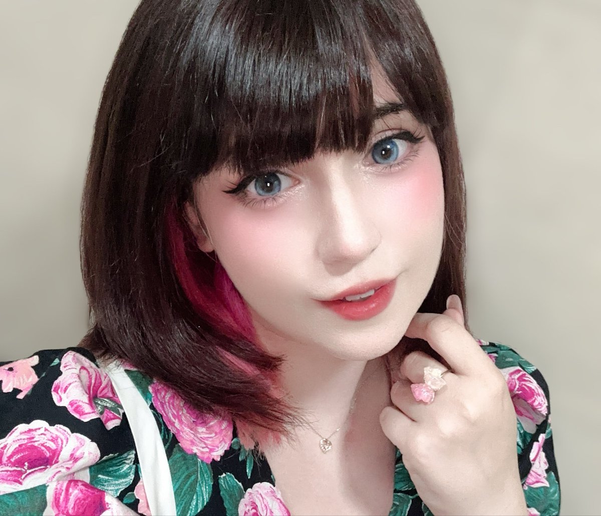 RukirinJP's tweet photo. 小さい頃から大好きなスペインのバンドのコンサートに行ってきました〜！(´꒳`)♡
子どもの頃も青春時代もずっと聴いていた曲ばかりで、今でも歌詞をほとんど覚えている♪ (´▽｀)
今日は、その曲のひとつにちなんでバラ柄のビンテージワンピースを着て行きました🌹
懐かしくて幸せな時間でした〜♡(⸝⸝>ᴗ<⸝⸝)