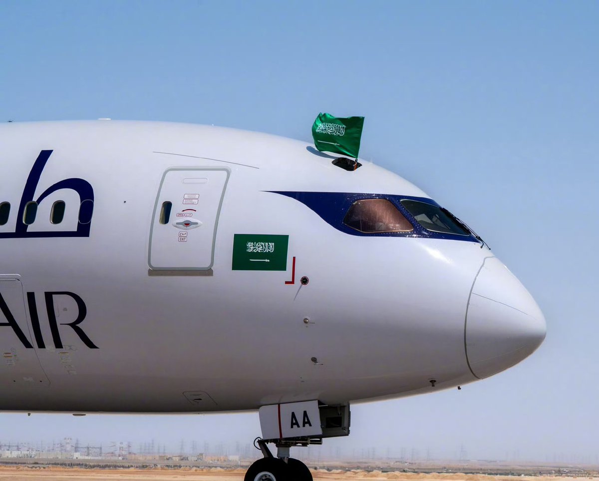 model_hangar's tweet photo. サウジの新興国営航空会社であるリヤド航空は近日中に2機の787-9を受領する予定です！リヤド航空はサウジの脱石油の象徴的な事業の1つで、
なんと空軍がお出迎え
なお、現在はオマーン航空からリースした787-9を1機運用中なのです😎 https://t.co/6kbwSKyLoC
