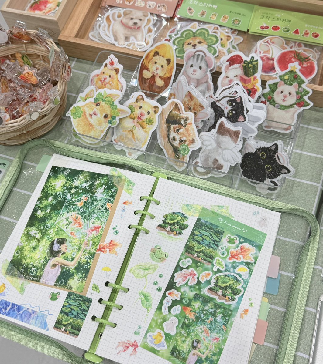 From___dream's tweet photo. 수일코 마지막날🌱

#수원 #일러스트코리아 #다꾸 #스티커 #굿즈 https://t.co/8NyLJqxm3e