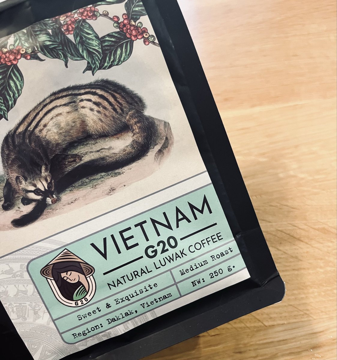 Nahoo_design's tweet photo. 父からもらったベトナム土産
ジャコウネココーヒーがまろやかで飲みやすくて、香りも良くて美味しいんだけど、これ初めて飲もうと思った人すごいよね？
しかも希少性から幻の最高級コーヒーとか言われてるの？
知らないことばかりだ。 https://t.co/51KML77gAV